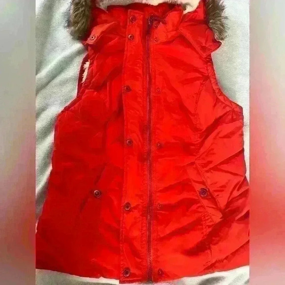GreenTea Red Faux Fur Puffer Vest size Small - Picture 2 of 11